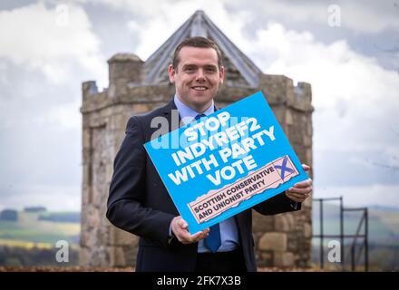 Le chef conservateur écossais Douglas Ross lors d'une visite à Henderson Park à Coldstream, à la frontière entre l'Écosse et l'Angleterre, pendant la campagne pour les élections parlementaires écossaises. Date de la photo : jeudi 29 avril 2021. Banque D'Images