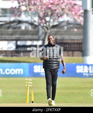 Hove UK 29 avril 2021 - Sussex et Angleterre Bowler rapide Jofra Archer entraînement à Hove ce matin comme il récupère de blessure avant Sussex jouer Lancashire le premier jour de leur LV= Insurance County Championship match au 1er Central County Ground à Hove . : crédit Simon Dack / Alamy Live News Banque D'Images