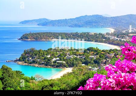 Vue sur Karon Beach, Kata Beach et Kata Noi à Phuket, Thaïlande. Magnifique mer turquoise et ciel bleu depuis le point de vue élevé. Panorama du voyage été Banque D'Images