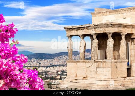 Porche des caryatides au temple d'Erechtheion, Acropole d'Athènes, Grèce. L'Erechtheion ou Erechtheum est un ancien temple grec de l'Acropole Banque D'Images