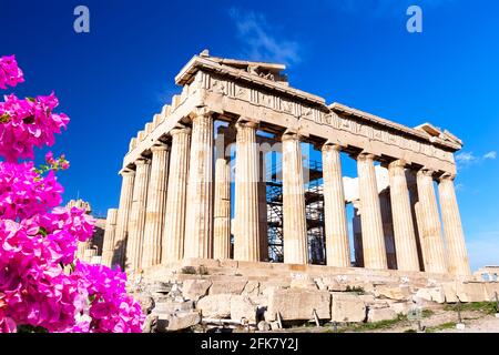 Temple de Parthénon en journée ensoleillée. Acropole à Athènes, Grèce. Le Parthénon est un temple sur l'Acropole athénienne de Grèce, dédié à la déesse à Banque D'Images