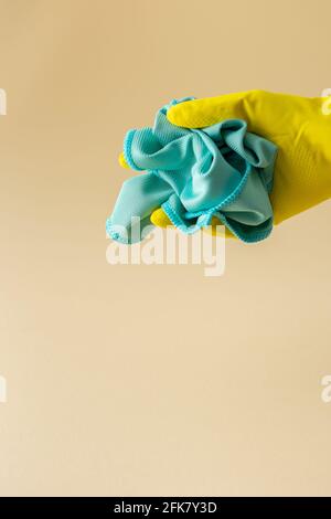 Gants en caoutchouc jaune pour le lavage de la vaisselle et le nettoyage du chiffon en microfibre verte Banque D'Images