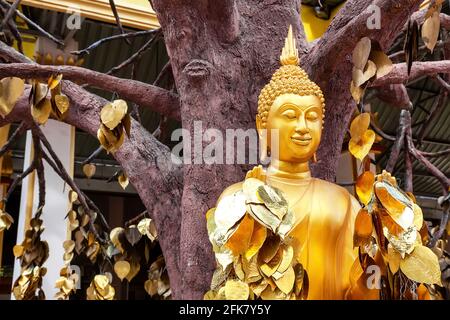 Statue de Bouddha située en face du temple bouddhiste Wat Tham Suea, près du temple de la grotte du tigre, à Krabi, en Thaïlande. Chedi au Temple Tiger Cave, Krabi, Sou Banque D'Images