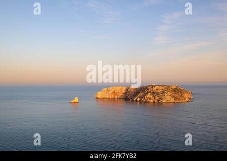 Paysage avec les îles Medes au coucher du soleil à l'horizon Banque D'Images