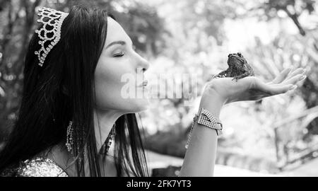 JOHANNESBURG, AFRIQUE DU SUD - 13 mars 2021: Johannesburg, Afrique du Sud - 08 2013 février: La princesse embrasse une grenouille dans un jardin Banque D'Images