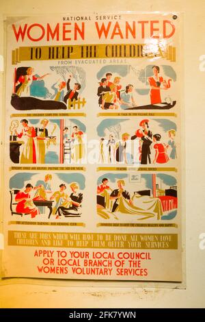 Une vieille affiche qui cherche à obtenir l'aide des femmes pendant la Seconde Guerre mondiale, pour aider les enfants évacués dans des zones plus sûres pendant la période de blitz aérien dans les villes du Royaume-Uni Banque D'Images