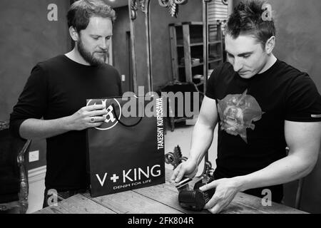 JOHANNESBURG, AFRIQUE DU SUD - 13 mars 2021: Johannesburg, Afrique du Sud - juillet 23 2013: Hommes Shopping pour des vêtements dans le centre commercial haut de gamme Banque D'Images