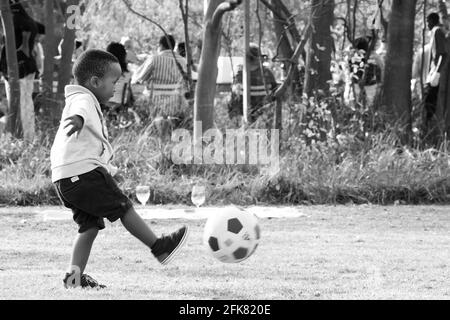 JOHANNESBURG, AFRIQUE DU SUD - 13 mars 2021: Johannesburg, Afrique du Sud - 10 2014 mai: Les enfants s'amusent dans un parc Banque D'Images