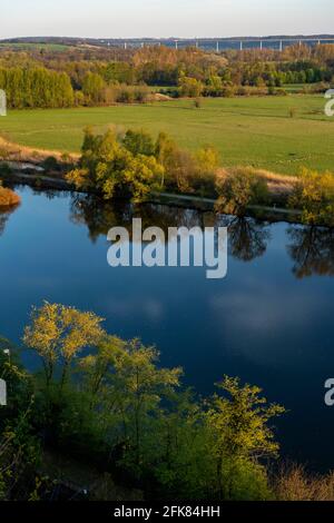 La Ruhr près de Mülheim, en regardant au sud-est dans la vallée de la Ruhr, Ruhrtalbrücke, autoroute A52, Mülheim an der Ruhr, NRW, Allemagne, Banque D'Images