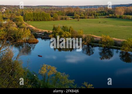 La Ruhr près de Mülheim, en regardant au sud-est dans la vallée de la Ruhr, Ruhrtalbrücke, autoroute A52, Mülheim an der Ruhr, NRW, Allemagne, Banque D'Images