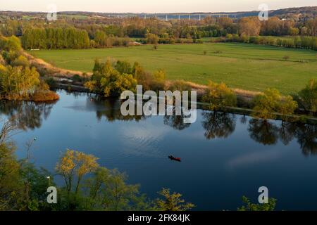 La Ruhr près de Mülheim, en regardant au sud-est dans la vallée de la Ruhr, Ruhrtalbrücke, autoroute A52, Mülheim an der Ruhr, NRW, Allemagne, Banque D'Images