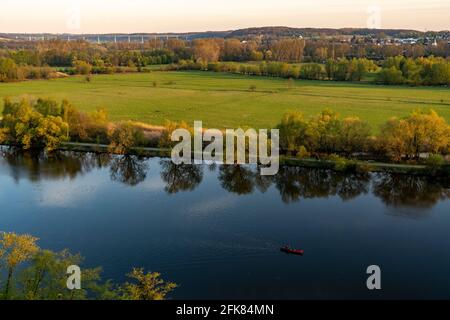 La Ruhr près de Mülheim, en regardant au sud-est dans la vallée de la Ruhr, Ruhrtalbrücke, autoroute A52, Mülheim an der Ruhr, NRW, Allemagne, Banque D'Images