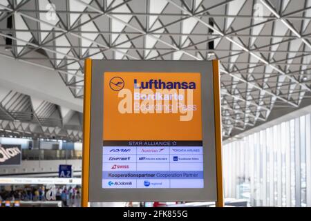 Francfort, Allemagne - juillet 2019 : panneau du comptoir d'embarquement de la compagnie aérienne Lufthansa à l'aéroport international de Francfort en Allemagne. Banque D'Images