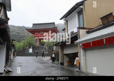 (210429) -- KYOTO, 29 avril 2021 (Xinhua) -- peu de personnes et de magasins temporairement fermés sont vus au début de la semaine d'or du Japon au temple Kiyomizu-dera de Kyoto, Japon, 29 avril 2021. Le gouvernement japonais a imposé l'état d'urgence jusqu'en mai 11 à Tokyo, Osaka, Kyoto et Hyogo, qui vise à limiter une augmentation des cas de COVID-19 pendant les fêtes de la semaine d'or. (Xinhua/du Xiaoyi) Banque D'Images