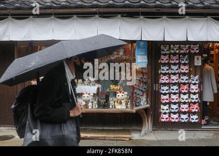 (210429) -- KYOTO, le 29 avril 2021 (Xinhua) -- UN homme portant un masque passe devant un magasin au début de la semaine d'or du Japon à Kyoto, au Japon, le 29 avril 2021. Le gouvernement japonais a imposé l'état d'urgence jusqu'en mai 11 à Tokyo, Osaka, Kyoto et Hyogo, qui vise à limiter une augmentation des cas de COVID-19 pendant les fêtes de la semaine d'or. (Xinhua/du Xiaoyi) Banque D'Images