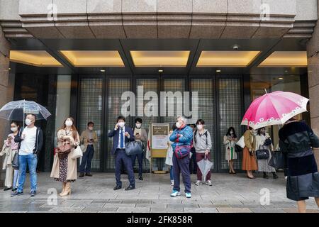 (210429) -- TOKYO, le 29 avril 2021 (Xinhua) -- On voit des gens se tenir devant un grand magasin temporairement fermé dans le quartier commerçant de Ginza au début des vacances de la semaine d'or au Japon à Tokyo, au Japon, le 29 avril 2021. Le gouvernement japonais a imposé l'état d'urgence jusqu'en mai 11 à Tokyo, Osaka, Kyoto et Hyogo, qui vise à limiter une augmentation des cas de COVID-19 pendant les fêtes de la semaine d'or. (Photo de Christopher Jue/Xinhua) Banque D'Images