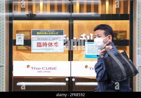 (210429) -- KYOTO, le 29 avril 2021 (Xinhua) -- UN homme portant un masque passe par un magasin temporairement fermé au début de la semaine d'or du Japon à la station de Kyoto, au Japon, le 29 avril 2021. Le gouvernement japonais a imposé l'état d'urgence jusqu'en mai 11 à Tokyo, Osaka, Kyoto et Hyogo, qui vise à limiter une augmentation des cas de COVID-19 pendant les fêtes de la semaine d'or. (Xinhua/du Xiaoyi) Banque D'Images