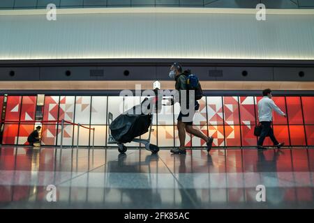 (210429) -- TOKYO, le 29 avril 2021 (Xinhua) -- des gens sont vus à l'aéroport de Haneda au début de la semaine d'or du Japon à Tokyo, au Japon, le 29 avril 2021. Le gouvernement japonais a imposé l'état d'urgence jusqu'en mai 11 à Tokyo, Osaka, Kyoto et Hyogo, qui vise à limiter une augmentation des cas de COVID-19 pendant les fêtes de la semaine d'or. (Photo de Christopher Jue/Xinhua) Banque D'Images