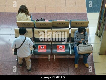 (210429) -- TOKYO, le 29 avril 2021 (Xinhua) -- des gens sont vus à l'aéroport de Haneda au début de la semaine d'or du Japon à Tokyo, au Japon, le 29 avril 2021. Le gouvernement japonais a imposé l'état d'urgence jusqu'en mai 11 à Tokyo, Osaka, Kyoto et Hyogo, qui vise à limiter une augmentation des cas de COVID-19 pendant les fêtes de la semaine d'or. (Photo de Christopher Jue/Xinhua) Banque D'Images