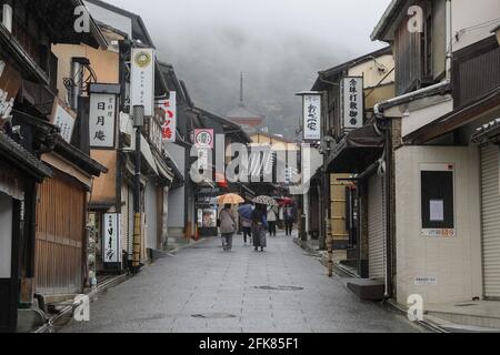 Kyoto, Japon. 29 avril 2021. Peu de personnes et de magasins temporairement fermés sont vus au début de la semaine d'or du Japon près du temple Kiyomizu-dera à Kyoto, Japon, le 29 avril 2021. Le gouvernement japonais a imposé l'état d'urgence jusqu'en mai 11 à Tokyo, Osaka, Kyoto et Hyogo, qui vise à limiter une augmentation des cas de COVID-19 pendant les fêtes de la semaine d'or. Credit: Du Xiaoyi/Xinhua/Alay Live News Banque D'Images