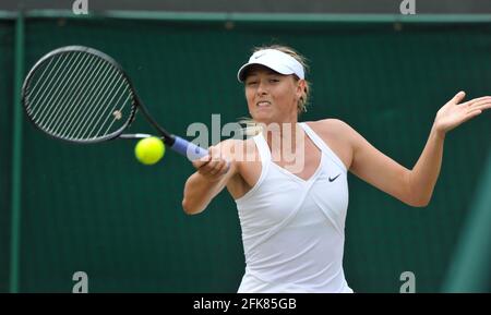 WIMBLEDON 2010. 6e jour. 26/6/2010 MARIA SHARAPOVA PENDANT SON MATCH AVEC BARBORA ZAHLAVOVA STRYCOVA . PHOTO DAVID ASHDOWN Banque D'Images