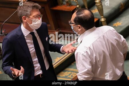 Vice-premier ministre et ministre de l'économie et du travail Pierre-Yves Dermagne Et PS' Ahmed Laaouej photographié lors d'une séance plénière de la chambre à th Banque D'Images