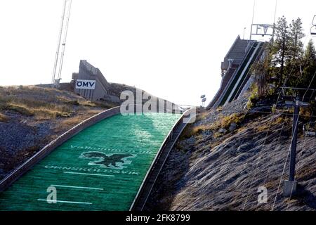 Paradiskullen est une colline de saut à ski à Örnsköldsvik, en Suède, et est également un point de repère local comme il peut être vu du centre-ville d'Örnsköldsvik, en Suède. Banque D'Images
