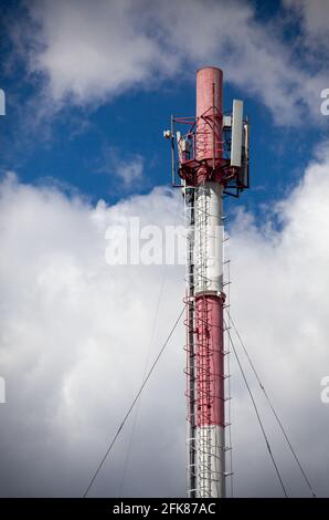 Tuyau haut sur lequel l'équipement de communication cellulaire est installé. Antenne mobile. Tour de radio Banque D'Images