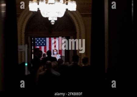 Washington, États-Unis d'Amérique. 28 avril 2021. La Présidente de la Chambre des représentants des États-Unis Nancy Pelosi (démocrate de Californie) attend les membres du Congrès alors qu'ils arrivent dans la chambre de la Chambre pour le discours du Président Joe Biden lors d'une session conjointe du Congrès au Capitole des États-Unis à Washington, DC, le mercredi 28 avril, 2021. Credit: Rod Lamkey/CNP/Sipa USA Credit: SIPA USA/Alay Live News Banque D'Images