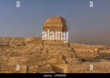 Le Sphinx en face des Pyramides, vue rapprochée Banque D'Images