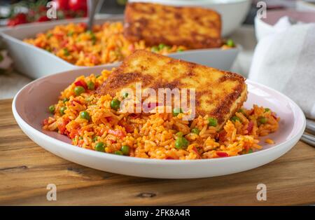 Fromage féta frit Saganaki maison avec riz grec servi sur une plaque sur une table de cuisine Banque D'Images