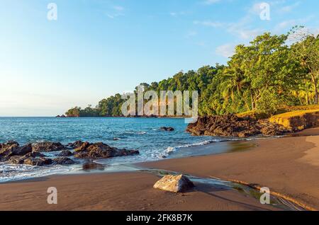 Plage tropicale au coucher du soleil sur l'océan Pacifique, parc national du Corcovado, Costa Rica. Banque D'Images