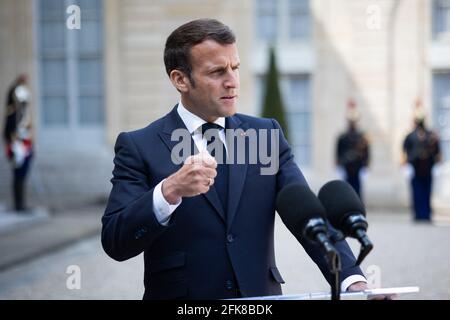 Paris, France. 29 avril 2021. Paris le 29 avril 2021. Le président français Emmanuel Macron s'adresse à la presse au palais présidentiel de l'Elysée avant un déjeuner de travail avec le Premier ministre slovène à Paris le 29 avril 2021. Photo de Raphael Lafargue/ABACAPRESS.COM crédit: Abaca Press/Alay Live News Banque D'Images