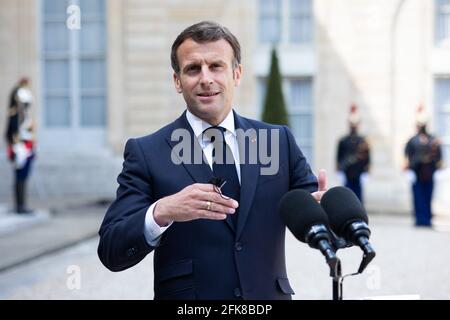 Paris, France. 29 avril 2021. Paris le 29 avril 2021. Le président français Emmanuel Macron s'adresse à la presse au palais présidentiel de l'Elysée avant un déjeuner de travail avec le Premier ministre slovène à Paris le 29 avril 2021. Photo de Raphael Lafargue/ABACAPRESS.COM crédit: Abaca Press/Alay Live News Banque D'Images