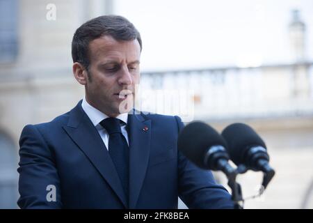 Paris, France. 29 avril 2021. Paris le 29 avril 2021. Le président français Emmanuel Macron s'adresse à la presse au palais présidentiel de l'Elysée avant un déjeuner de travail avec le Premier ministre slovène à Paris le 29 avril 2021. Photo de Raphael Lafargue/ABACAPRESS.COM crédit: Abaca Press/Alay Live News Banque D'Images