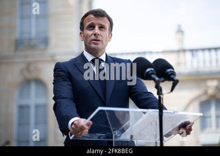 Paris, France. 29 avril 2021. Paris le 29 avril 2021. Le président français Emmanuel Macron s'adresse à la presse au palais présidentiel de l'Elysée avant un déjeuner de travail avec le Premier ministre slovène à Paris le 29 avril 2021. Photo de Raphael Lafargue/ABACAPRESS.COM crédit: Abaca Press/Alay Live News Banque D'Images