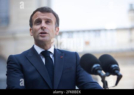 Paris, France. 29 avril 2021. Paris le 29 avril 2021. Le président français Emmanuel Macron s'adresse à la presse au palais présidentiel de l'Elysée avant un déjeuner de travail avec le Premier ministre slovène à Paris le 29 avril 2021. Photo de Raphael Lafargue/ABACAPRESS.COM crédit: Abaca Press/Alay Live News Banque D'Images