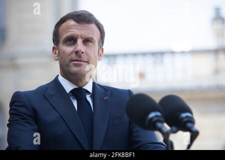 Paris, France. 29 avril 2021. Paris le 29 avril 2021. Le président français Emmanuel Macron s'adresse à la presse au palais présidentiel de l'Elysée avant un déjeuner de travail avec le Premier ministre slovène à Paris le 29 avril 2021. Photo de Raphael Lafargue/ABACAPRESS.COM crédit: Abaca Press/Alay Live News Banque D'Images