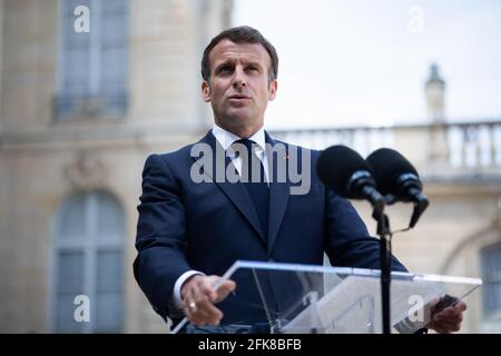 Paris, France. 29 avril 2021. Paris le 29 avril 2021. Le président français Emmanuel Macron s'adresse à la presse au palais présidentiel de l'Elysée avant un déjeuner de travail avec le Premier ministre slovène à Paris le 29 avril 2021. Photo de Raphael Lafargue/ABACAPRESS.COM crédit: Abaca Press/Alay Live News Banque D'Images