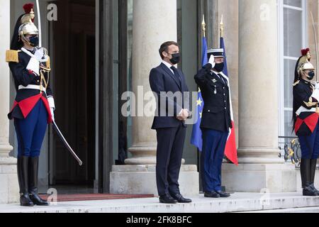 Paris, France. 29 avril 2021. Paris le 29 avril 2021. Le président français Emmanuel Macron attend dans la cour du palais présidentiel de l'Elysée l'arrivée du Premier ministre slovène pour un déjeuner de travail à Paris le 29 avril 2021. Photo de Raphael Lafargue/ABACAPRESS.COM crédit: Abaca Press/Alay Live News Banque D'Images