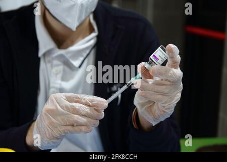 Infirmière à l'intérieur de la pharmacie tout en préparant une seringue pour l'administration du vaccin pfizer-biontech.pharmacie mise en place dans une salle de Real Bosco . Banque D'Images