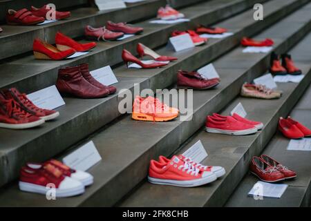 Hanovre, Allemagne. 29 avril 2021. Des chaussures rouges se tiennent devant le Parlement de Basse-Saxe lors de la campagne "les chaussures rouges" contre le retrait de la Turquie de la Convention d'Istanbul. Chaque paire de chaussures représente une femme qui est morte par la violence. La couleur rouge représente le sang renversé. La forme de l'action remonte à l'artiste mexicain Elina Chauvet, qui a lancé le projet 'Zapatos Rojos' ('Red Shoes') en 2009 et a déjà mené des actions avec des chaussures rouges dans divers pays pour commémorer les femmes disparues, maltraitées, violées et assassinées. Crédit : OLE Spata/dpa/Alay Live News Banque D'Images