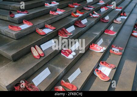 Hanovre, Allemagne. 29 avril 2021. Des chaussures rouges se tiennent devant le Parlement de Basse-Saxe lors de la campagne "les chaussures rouges" contre le retrait de la Turquie de la Convention d'Istanbul. Chaque paire de chaussures représente une femme qui est morte par la violence. La couleur rouge représente le sang renversé. La forme de l'action remonte à l'artiste mexicain Elina Chauvet, qui a lancé le projet 'Zapatos Rojos' ('Red Shoes') en 2009 et a déjà mené des actions avec des chaussures rouges dans divers pays pour commémorer les femmes disparues, maltraitées, violées et assassinées. Crédit : OLE Spata/dpa/Alay Live News Banque D'Images