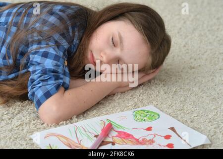 Belle fille dormant à l'étage à la maison Banque D'Images