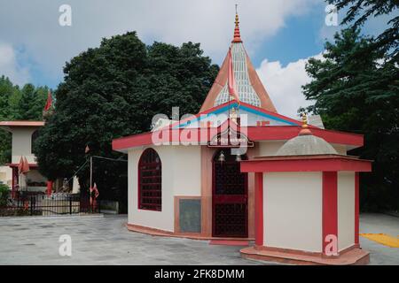 Temple hindou dédié à la déesse Kali dans l'Himalaya le jour lumineux à Shimla, Himachal Pradesh, Inde. Banque D'Images