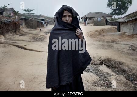 Rohingya femme dans le camp de réfugiés de Kutupalong, frontière du Bangladesh avec le Myanmar Banque D'Images