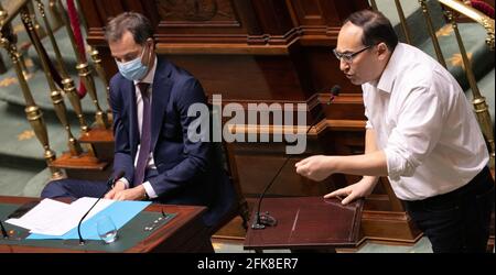 Le Premier ministre Alexander de Croo et le PS' Ahmed Laaouej photographiés lors d'une séance plénière de la Chambre au Parlement fédéral à Bruxelles, jeudi Banque D'Images