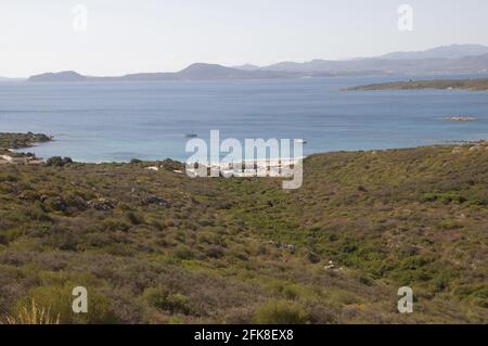 Prise de vue aérienne d'une baie avec une côte broussailleuse et du bleu océan en arrière-plan Banque D'Images