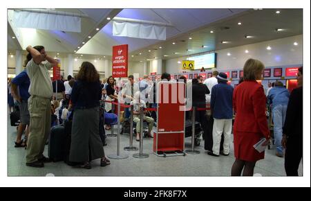 PASSAGERS RETARDÉS À L'AÉROPORT DE GATWICK JUILLET 2001 les passagers attendent, Rush, file d'attente de repos, etc. Tous les éléments de l'existence quotidienne de gatewicks, en avance sont les vacances d'été et encore plus de retards et d'annulations prévus pour le public voyageur. Banque D'Images