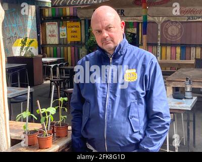 Pedro Donald, Le propriétaire du Sunflower Bar de Belfast a déclaré craindre qu'il ne puisse pas rouvrir vendredi, alors que l'hospitalité en plein air en Irlande du Nord est autorisée à rouvrir pour la première fois depuis le dernier verrouillage commencé en décembre après avoir été informé que son espace extérieur n'est pas conforme à exigences. Date de la photo : jeudi 29 avril 2021. Banque D'Images